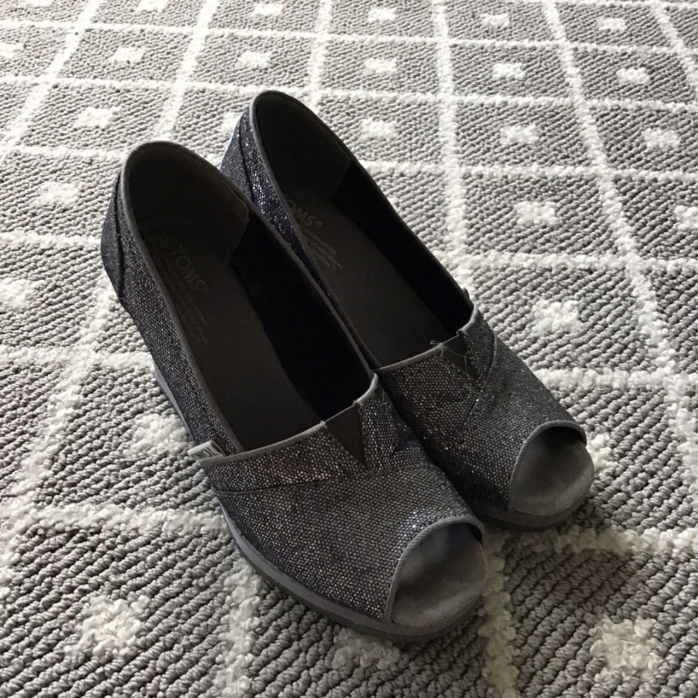 Luxe TOMS Ladies Size 7.5 Silver Sequin Open Toe Wedge Heels,Good Condition